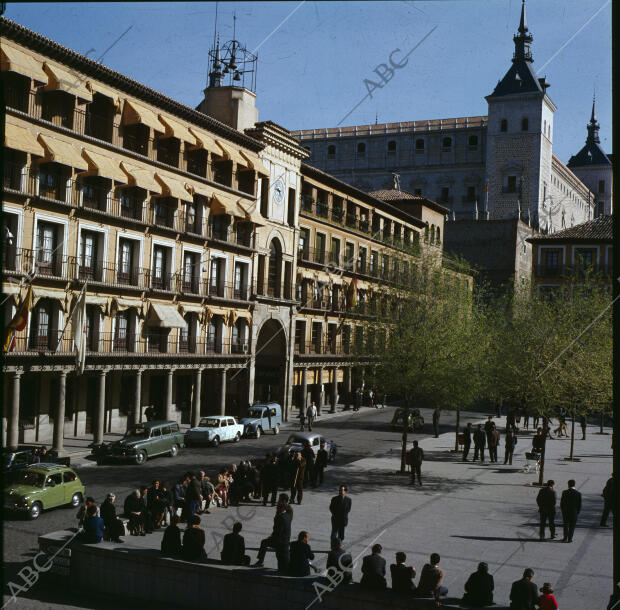 Ambiente en la plaza de Zocodover, con el Alcázar al fondo