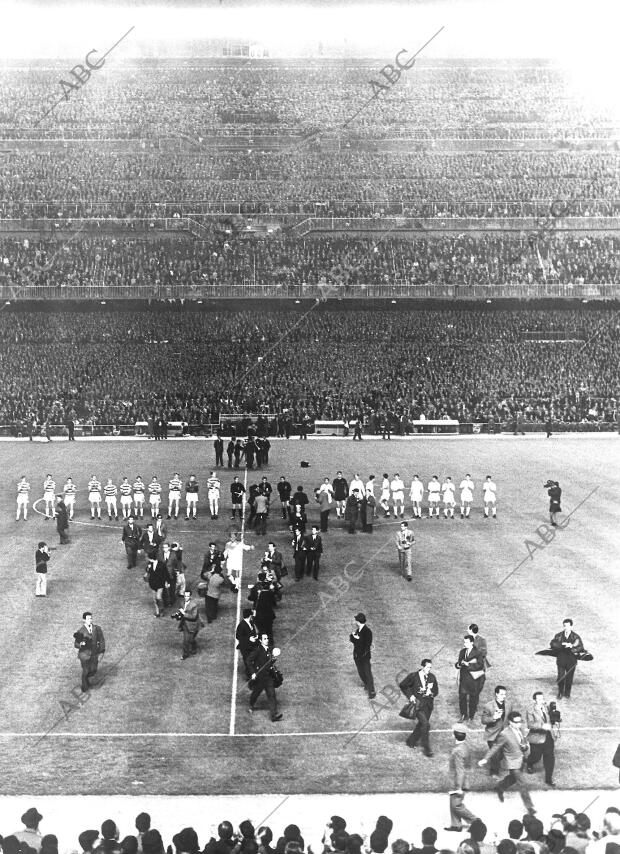 Partido de homenaje A Di Stefano en el Santiago Bernabeu entre el real Madrid y...