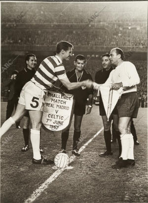 En la imagen los capitanes de ambos equipos Billy McNeill y Alfredo Di Stefano...