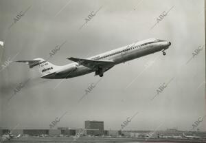 Primero de los 15 bicerreactores Douglas DC-9 que adquirió la compañía Iberia,...