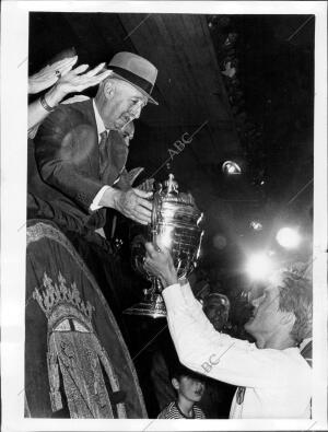 Su excelencia el jefe del Estado, Entregando la copa del generalísimo A Roberto,...