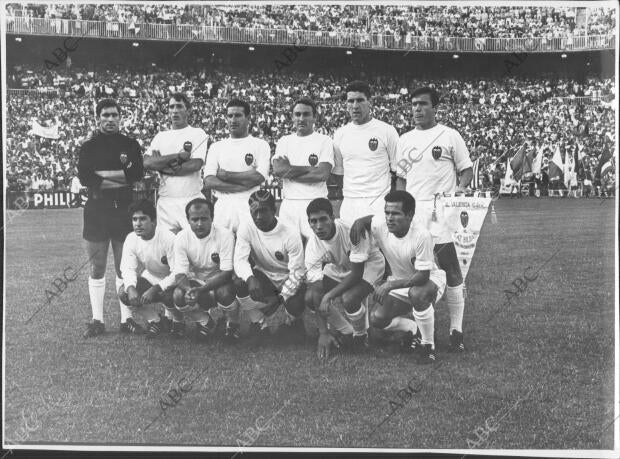 El equipo del Valencia club de fútbol en la final de la copa del Generalísimo,...