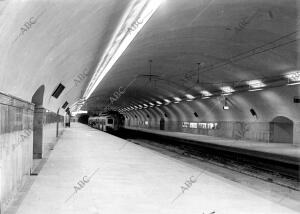 La estación de tren de Nuevos Ministerios, casi Vacía, poco tiempo después de su...