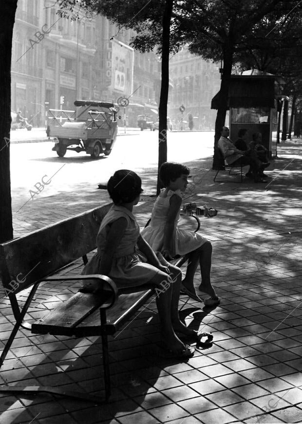 Bancos en la calle Alcalá de Madrid