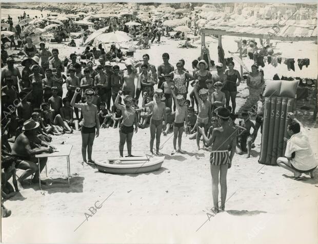 Los niños de San Ildefonso ensayan en la playa