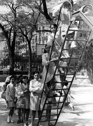 Niñas al comienzo del curso Jugando en el patio del colegio