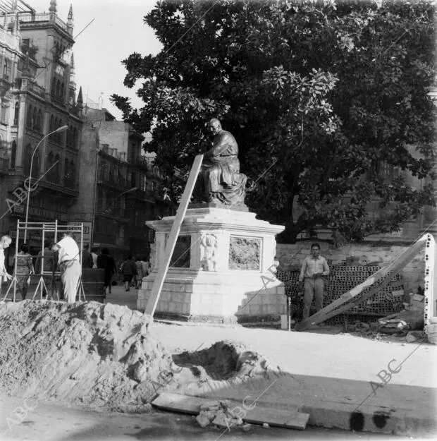 Estatua de Martínez montañés en el nuevo emplazamiento de la puerta de san...