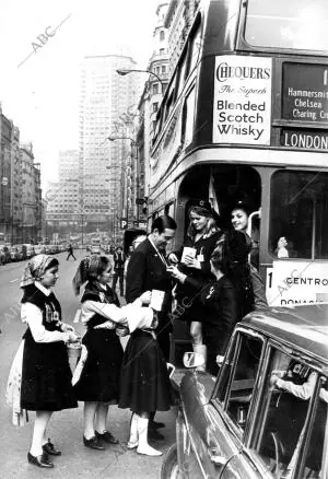 Un autobús Londinense, en la gran vía de Madrid, Postulando para la fiesta de la...