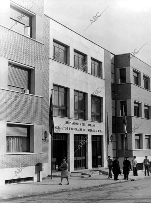 Fachada del Instituo nacional de enseñanza media Ramiro Maeztu