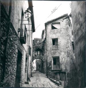 Calle de Tallageno en Besalu (Gerona), desde donde se ve la primera Puerta, que...