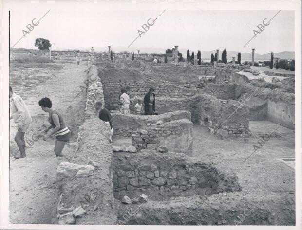 Ruinas de la ciudad romana de Ampuerias Siendo Visitada por Turistas