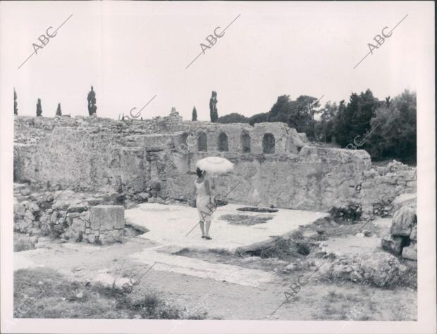 Restos de las Ruinas de la ciudad romana de Ampurias Siendo Visitadas por los...