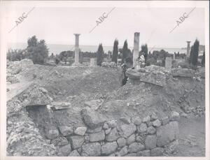 Restos de las Ruinas de Ampurias Siendo Visitadas por los Turistas