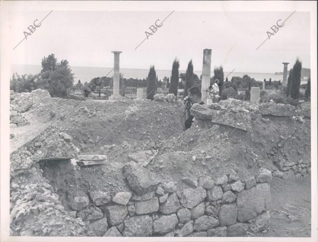 Restos de las Ruinas de Ampurias Siendo Visitadas por los Turistas