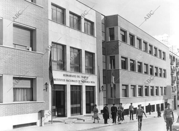 Uno de los Edificios de la hermandad del Trabajo, Institutos Nacionales de...