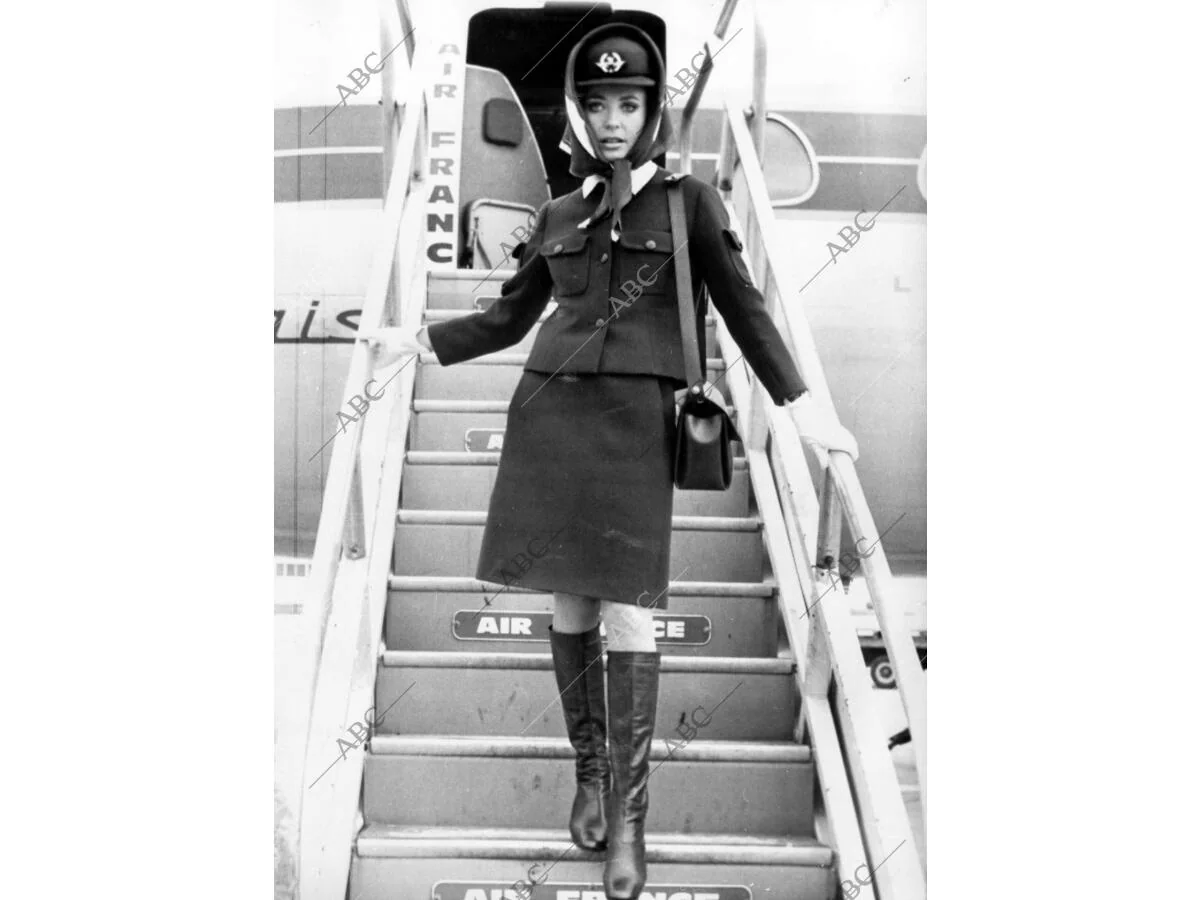 Darse prisa Ordenanza del gobierno Oculto Una Azafata de Air France con uniforme diseño de Balenciaga desciende por  la... - Archivo ABC
