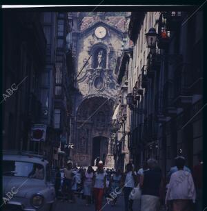 Calle Mayor, al fondo la portada de la Basílica de Santa María del Coro, con la...
