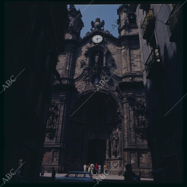 Final de la calle Mayor, portada de la Basílica de Santa María del Coro, con la...