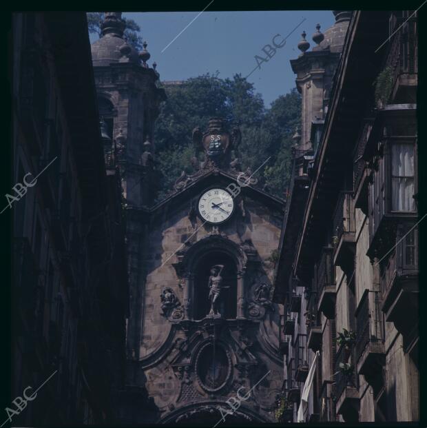 Portada de la Basílica de Santa María del Coro, con la imagen de San Sebastián,...