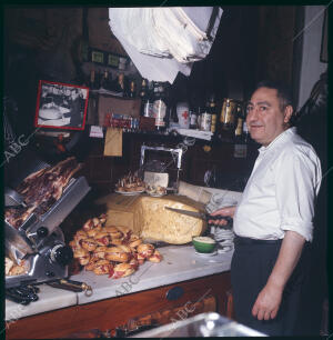 Preparando bocadiilos de jamón en un bar de San Sebastián