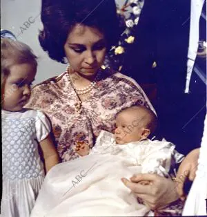 Doña Sofía con el Príncipe Felipe y la infanta Elena en la clínica tras el...