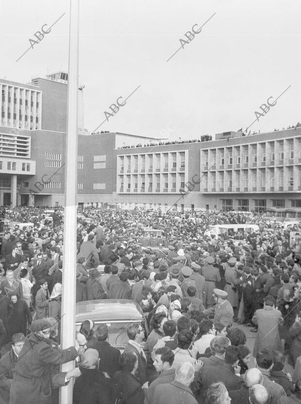 el público se Agolpa para recibir A la Reina victoria Eugenia en el aeropuerto...