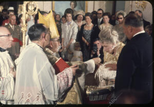 En la imagen, el arzobispo de Madrid vierte las aguas bautismales sobre la...