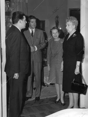 El periodista Marino Gómez Santos (izquierda), junto a la Reina Victoria...