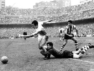 Penalty no sancionado por el colegiado de Iríbar a Amancio en partido de la Liga...