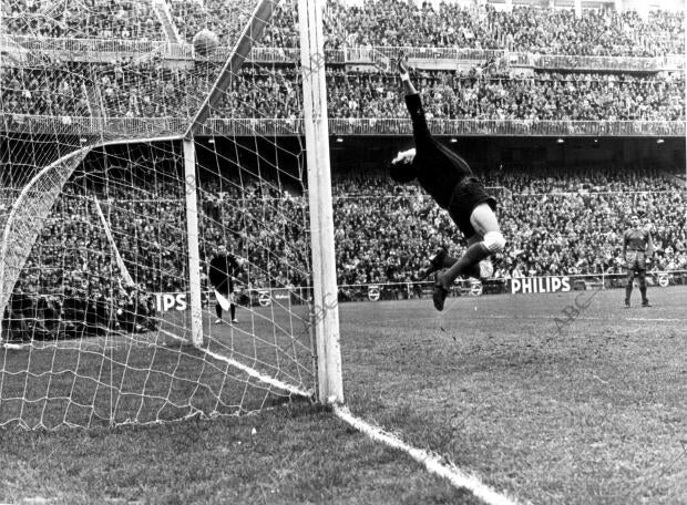 Pazos desvía un tiro de Pirri en el partido que enfrentó al Real Madrid con el...