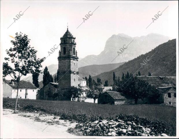 El pueblo de Labuerda, en la Cuenca del Cinca, Tiene como telón de fondo A Peña...