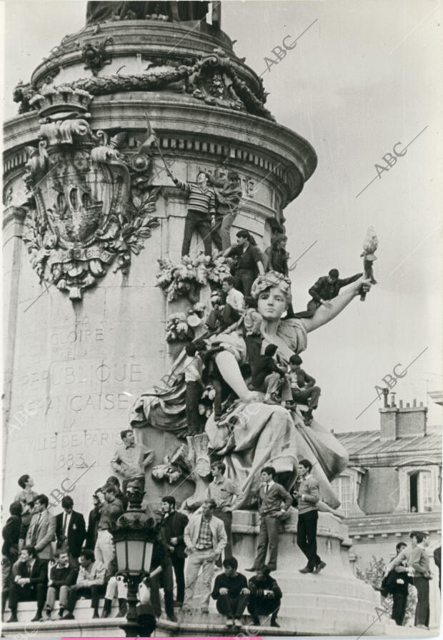 Estudiantes durante una de las sentadas en la plaza de la República