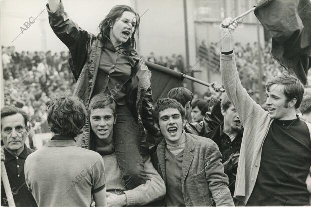 Estudiantes en una de las multitudinarias manifestaciones de Mayo del 68