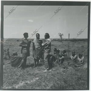 El naturalista Félix Rodríguez de La Fuente conversando con los Masai