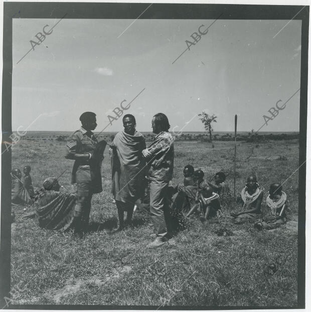 El naturalista Félix Rodríguez de La Fuente conversando con los Masai