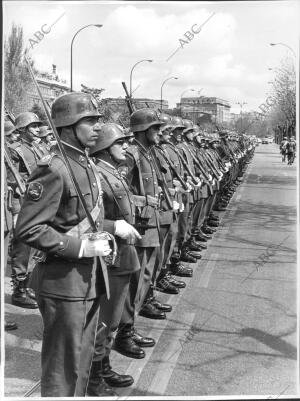 Desfile en la fiesta del dos de mayo en Madrid