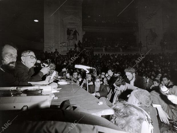 Jean Paul Sastre, se dirige a los estudiantes en la Sorbona durante una...