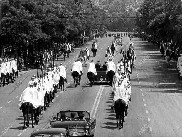 La guardia mora Escoltando al generalísimo por el paseo de la Castellana