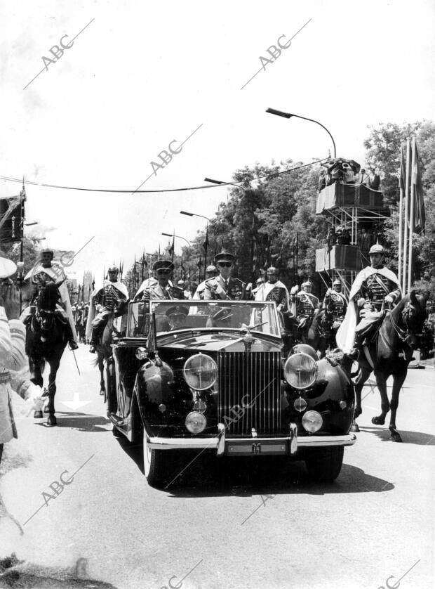 Llegada del jefe del Estado, Escoltado por la guardia Mora, al Desfile