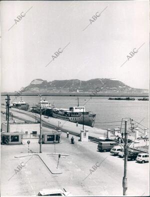 Algeciras, Cádiz.- el puerto con Gibraltar al fondo