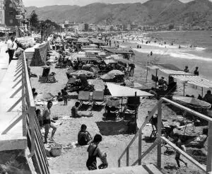 Aspecto de la playa de Benidorm a finales de los años 60