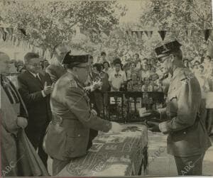 El jefe de la II zona de la Guardia Civil hace entrega de una medalla al brigada...