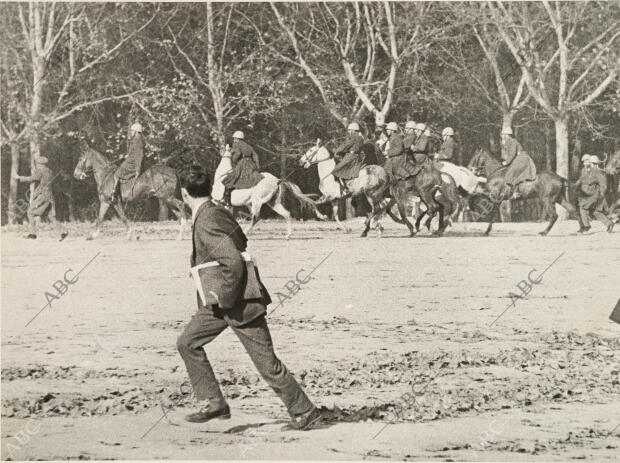 Policías a caballo durante los disturbios