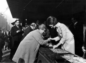 La mesa Presidida por la Princesa Sofía en el día de la Banderita de 1968