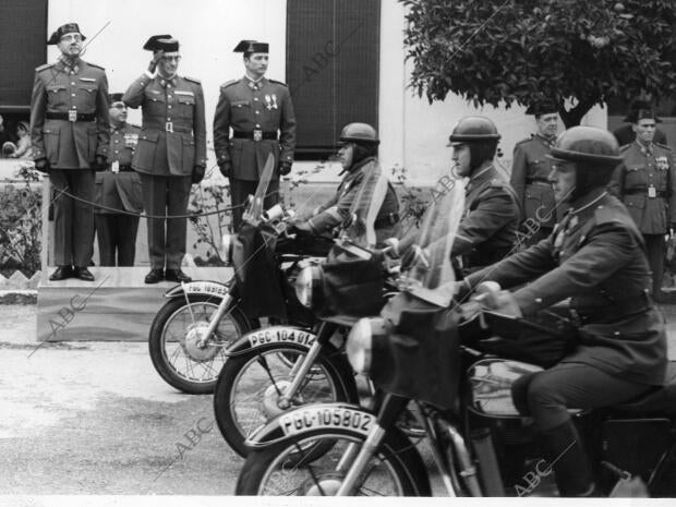 Atuendo y vehículos de los agentes de la Guardia Civil de la época