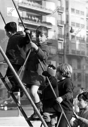 Niños Jugando en un tobogán del paseo de los Rosales