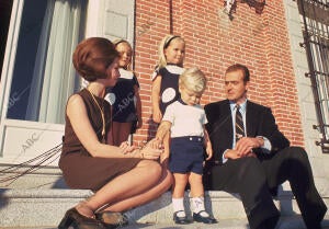 Don Juan Carlos y Doña Sofía con sus hijos en el Palacio de la Zarzuela en el...