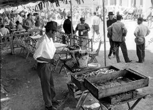 En la Imagen, un hombre Asando Sardinas