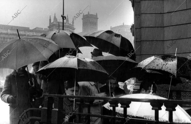 La gente resguardándose de la lluvia en el metro