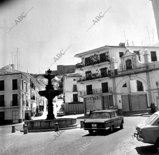 Plaza de san Sebastián y arco de Jesús de nazareno con en el centro fuente...